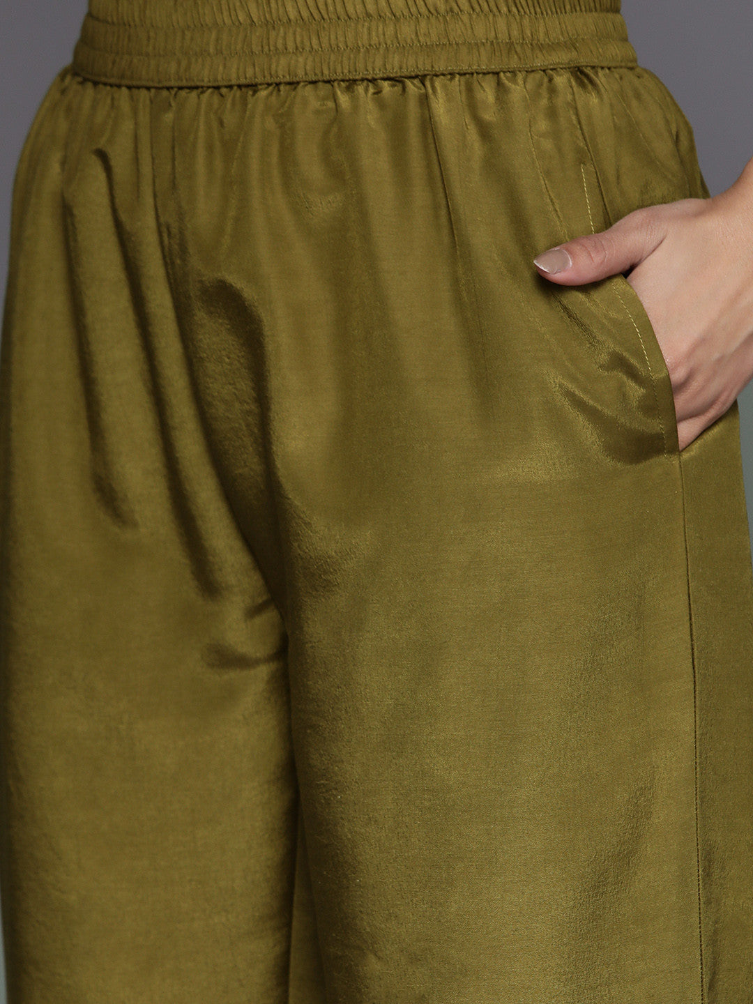 Women Floral Embroidered Sweetheart Neck Pure Silk Kurta With Trousers & Dupatta