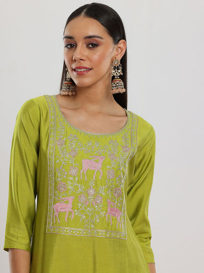 Women Floral Embroidered Gotta Patti Kurta with Trousers & With Dupatta