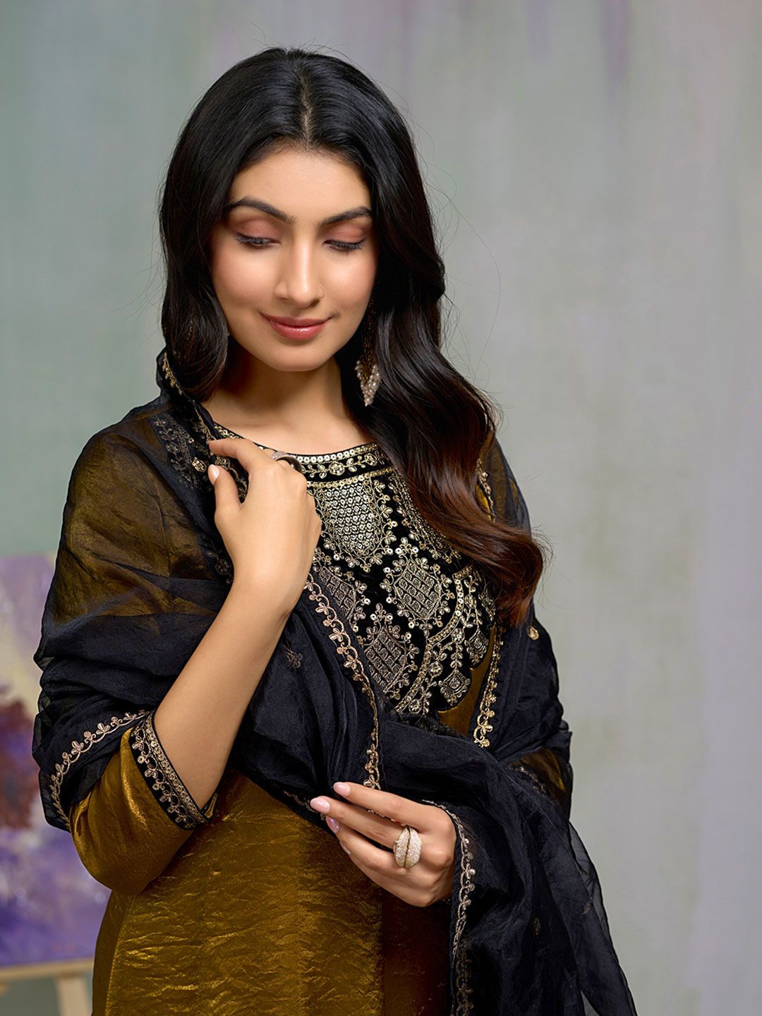 Dhiyona CH Women Floral Embroidered Regular Sequinned Kurta with Trousers & Dupatta
