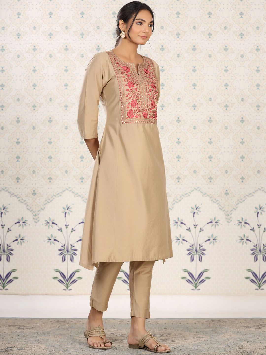 Dhiyona OD  Women Floral Yoke Design Thread Work Kurta