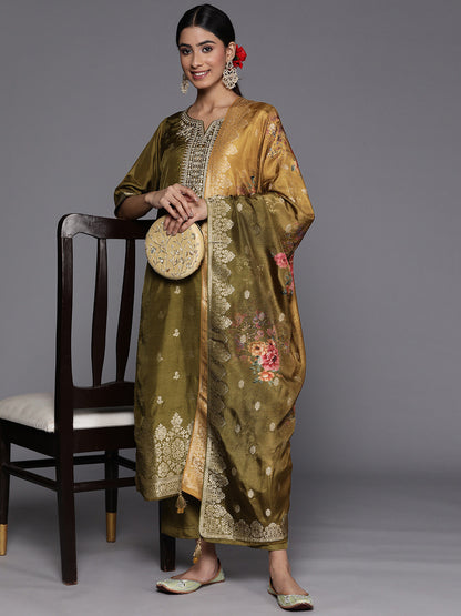 Women Floral Embroidered Sweetheart Neck Pure Silk Kurta With Trousers & Dupatta