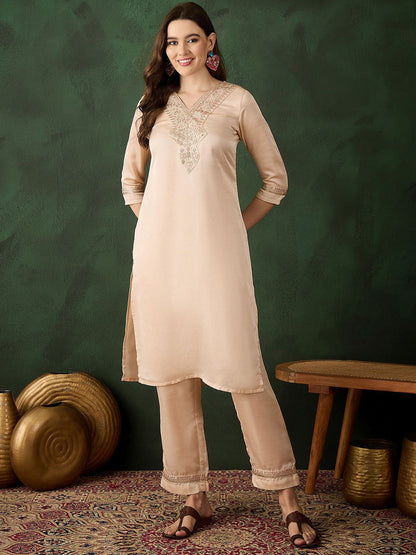 Ethnic Motifs Yoke Design Sequinned V-Neck Straight Kurta With Trouser