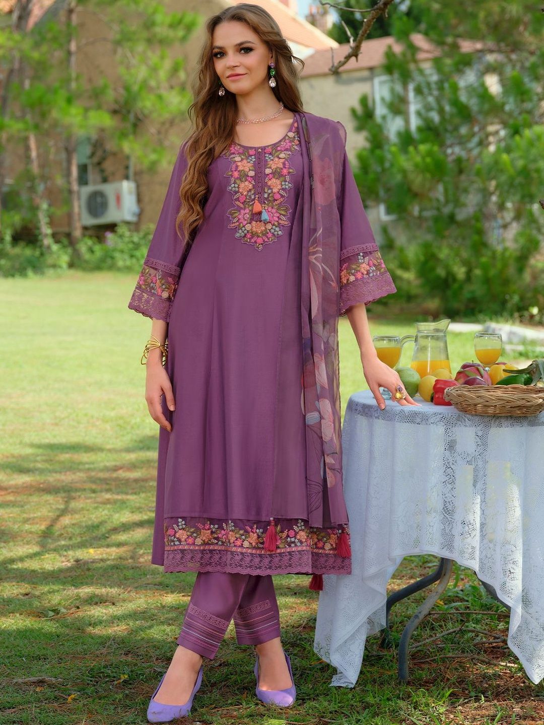 Dhiyona IE Women Floral Embroidered Regular Thread Work Liva Kurta with Trousers & With Dupatta