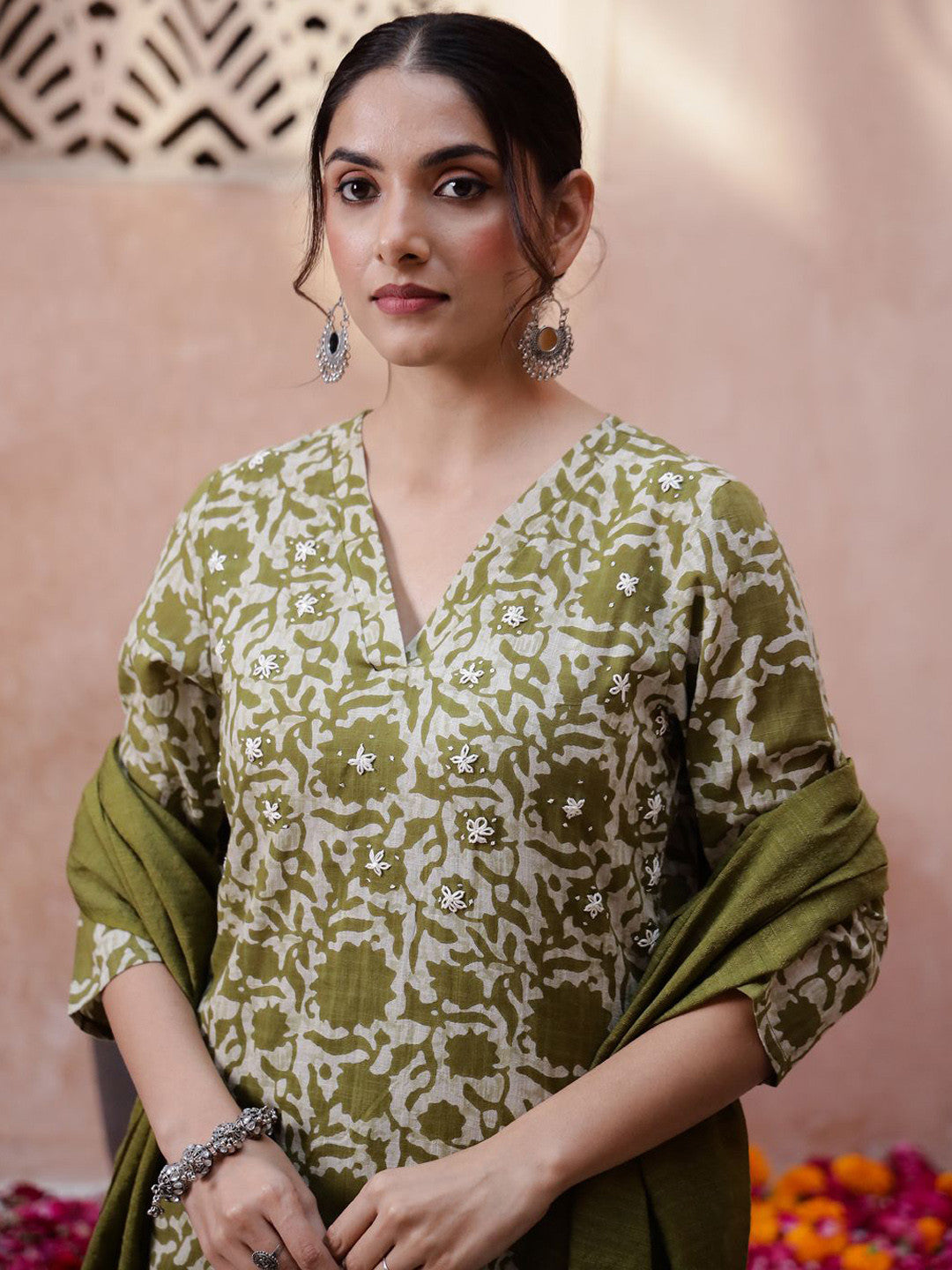 Green Floral Printed Thread Work Pure Cotton Kurta With Trousers And Dupatta