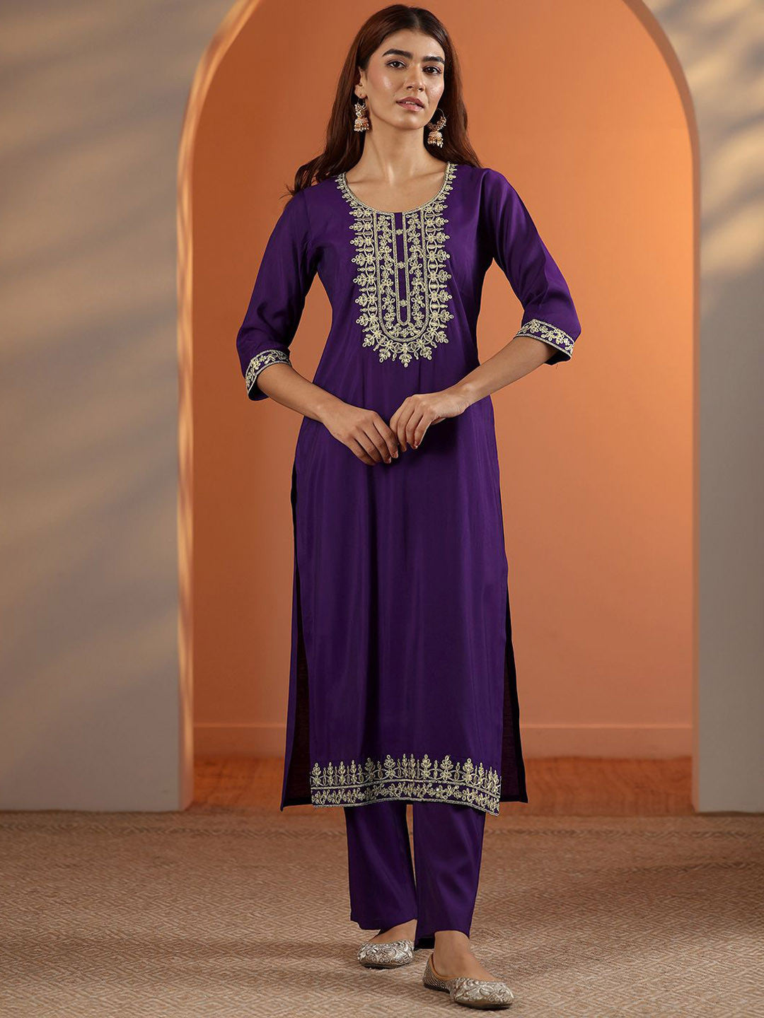Women Ethnic Motifs Embroidered Kurta with Trousers
