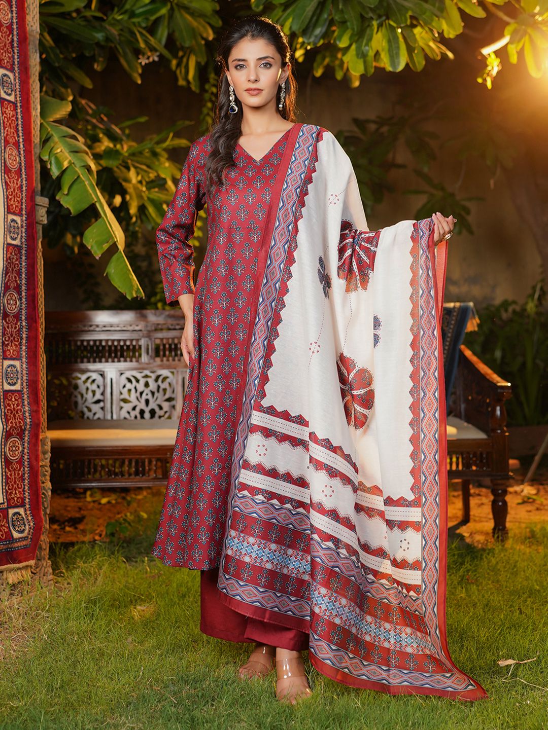 Dhiyona KL Women Floral Printed Kurta & Palazzos With Dupatta