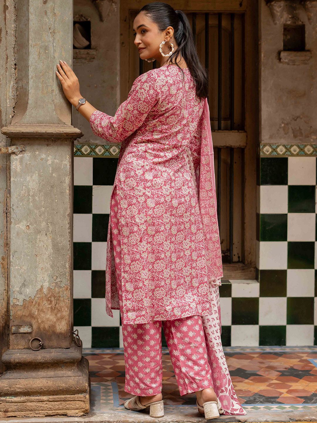 Dhiyona KL Floral Printed Round Neck Pure Cotton Straight Kurta With Trousers & Dupatta