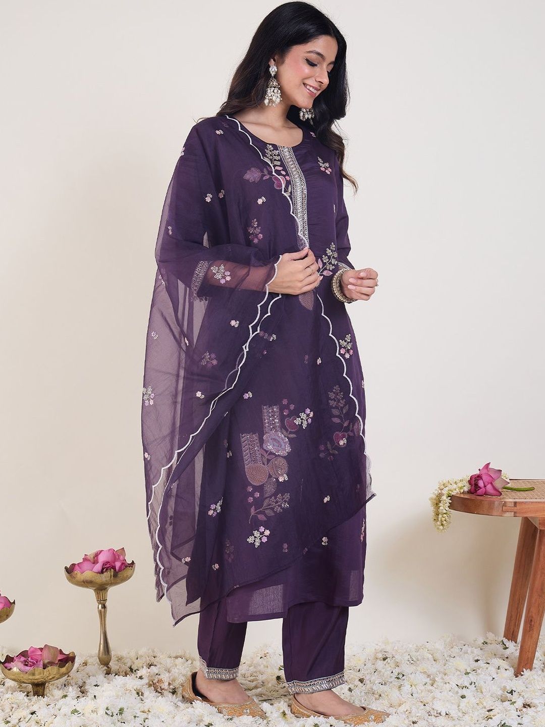 Floral Embroidered Regular Thread Work Kurta With Trousers & Dupatta