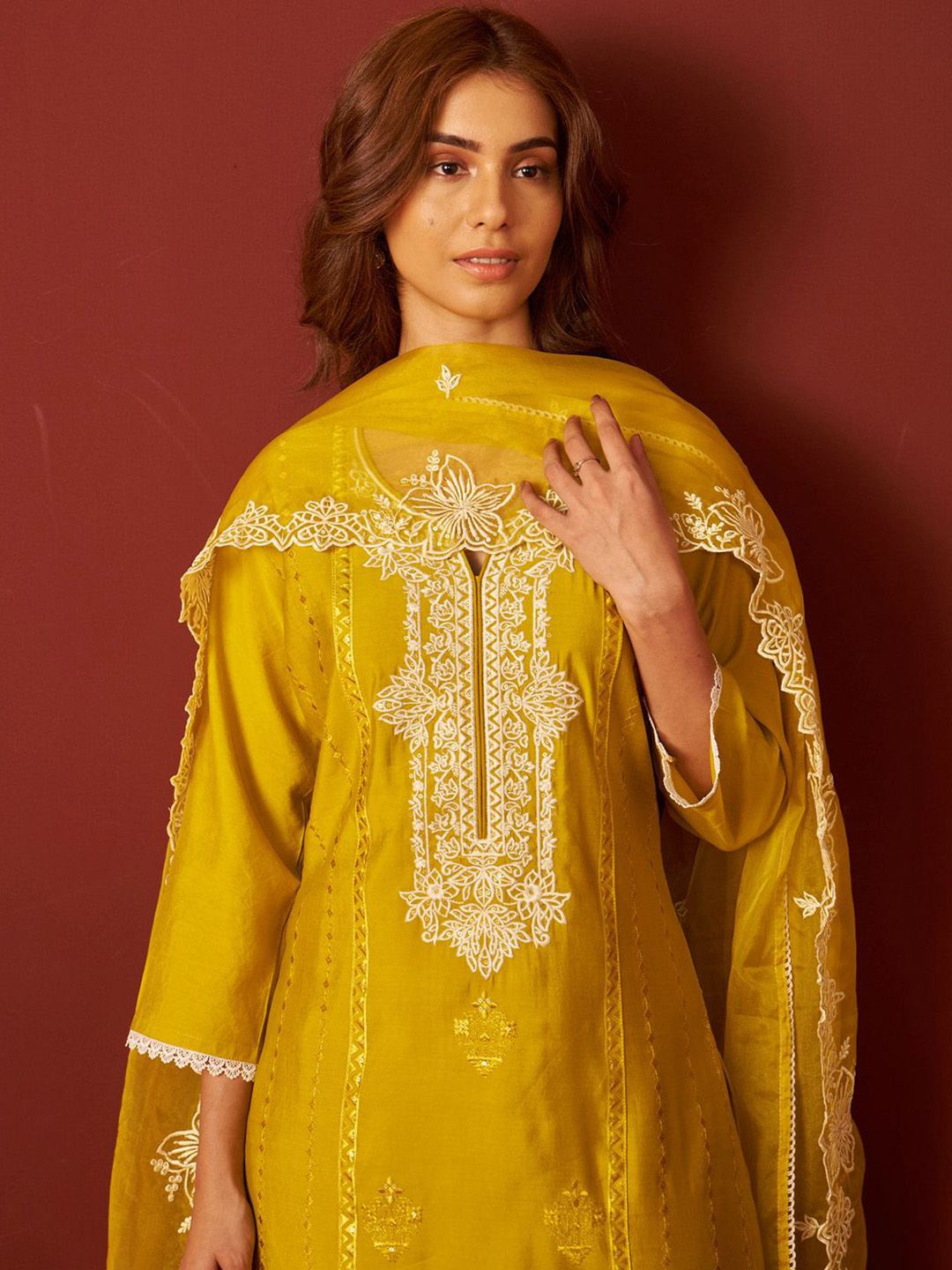 Dhiyona IE Women Floral Embroidered Kurta with Trousers & Dupatta