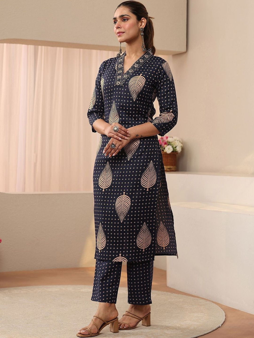 Women Floral Printed Regular Kurta with Trousers & With Dupatta