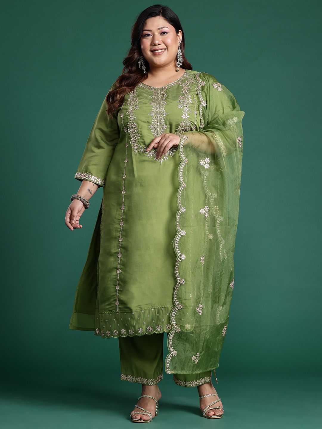 Dhiyona Women's Plus Size Floral Embroidered Gotta Patti Kurta with Trousers & With Dupatta