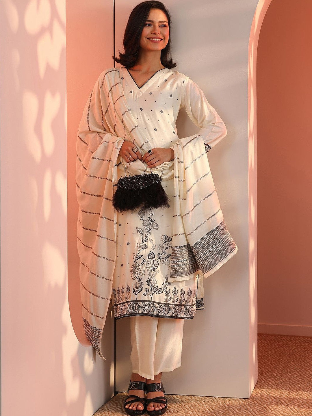 Women Ethnic Motifs Printed Regular Kurta with Trousers & With Dupatta