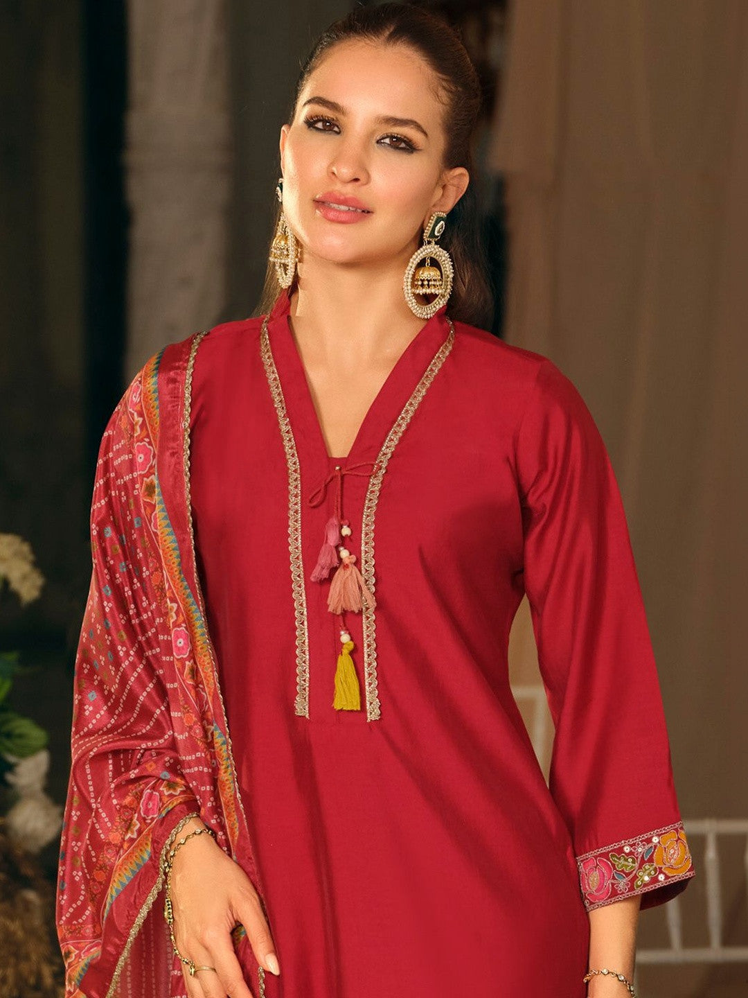 Women Floral Regular Thread Work Kurta with Trousers & With Dupatta
