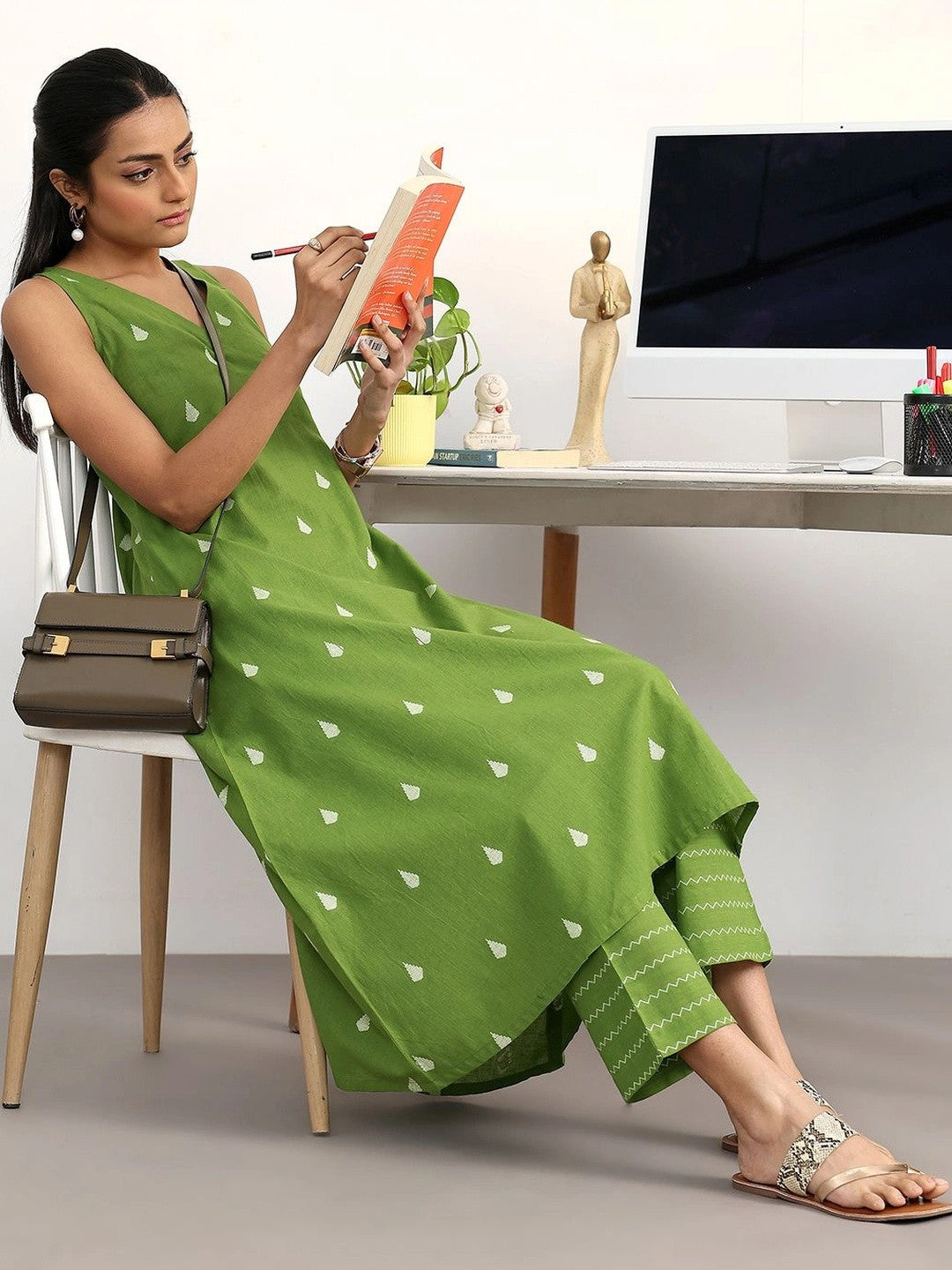 Women Printed Regular Kurta with Trousers