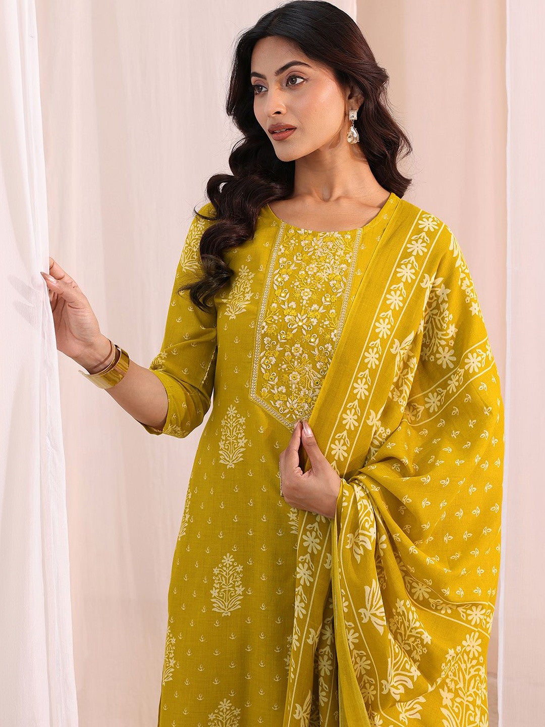 Women Ethnic Motifs Printed Regular Kurta with Trousers & With Dupatta