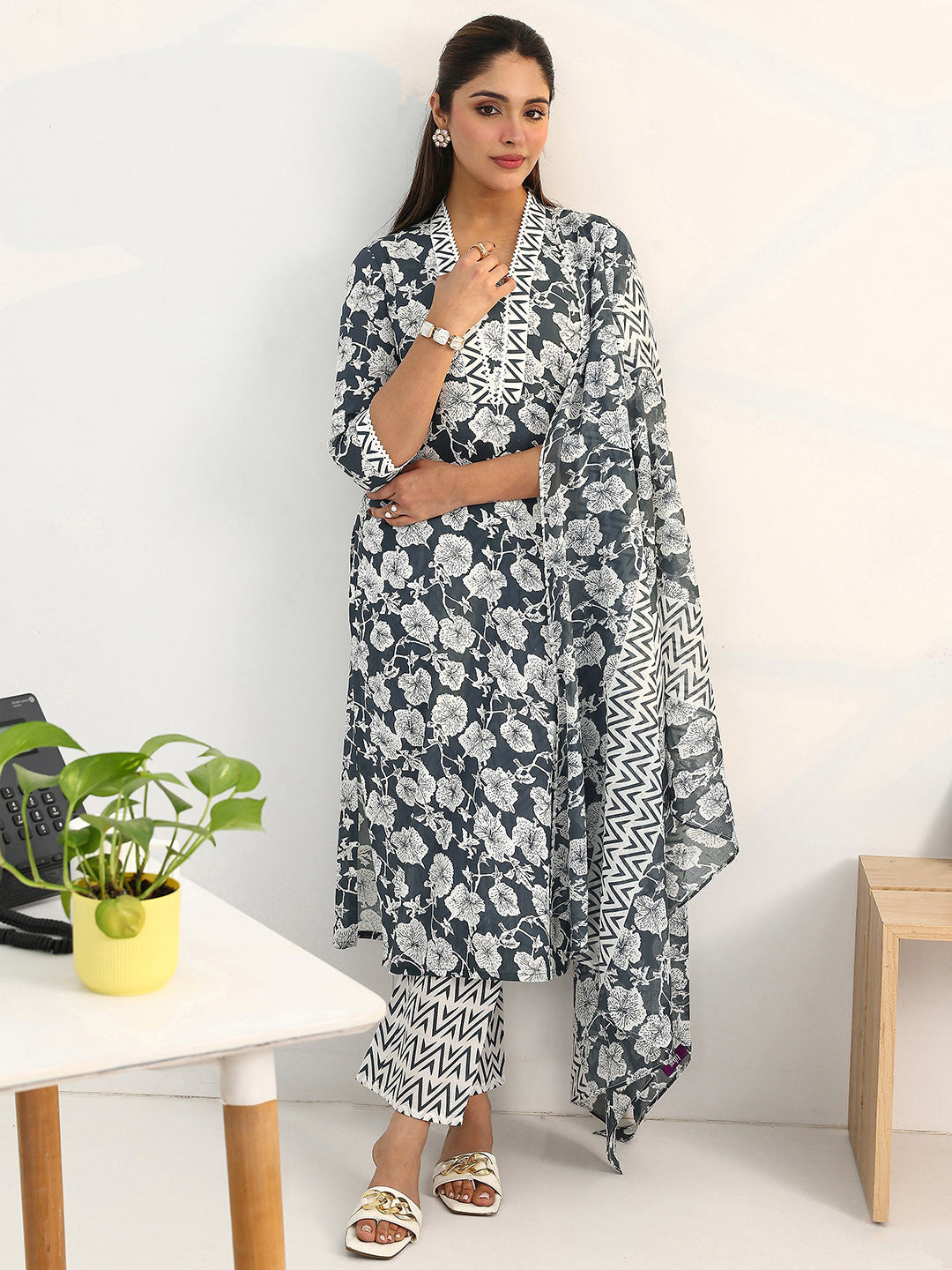 Women Floral Printed Regular Kurta with Trousers & With Dupatta