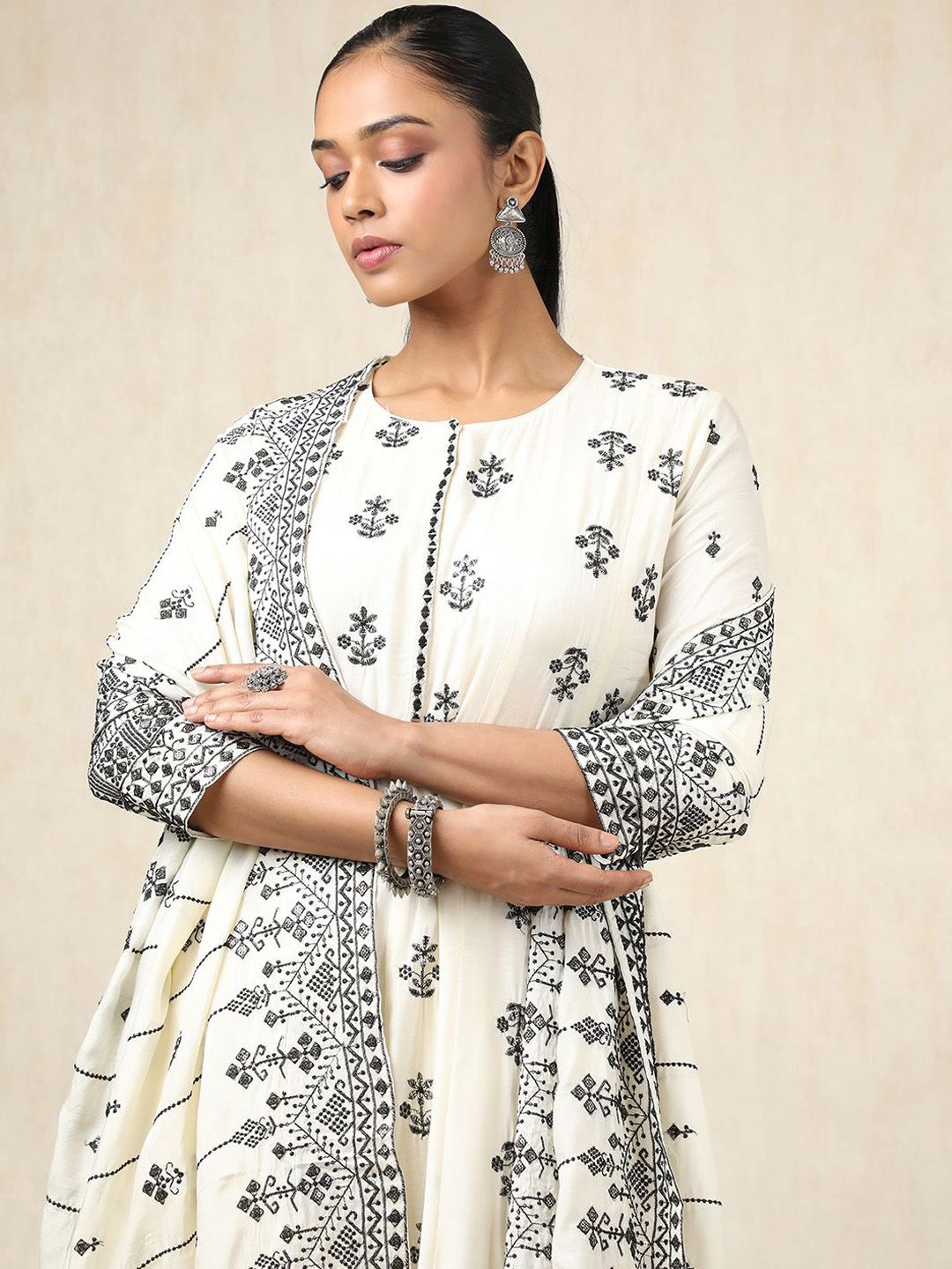Dhiyona SO Women's Floral Embroidered Thread Work Pure Cotton A-Line Kurta With Trousers
