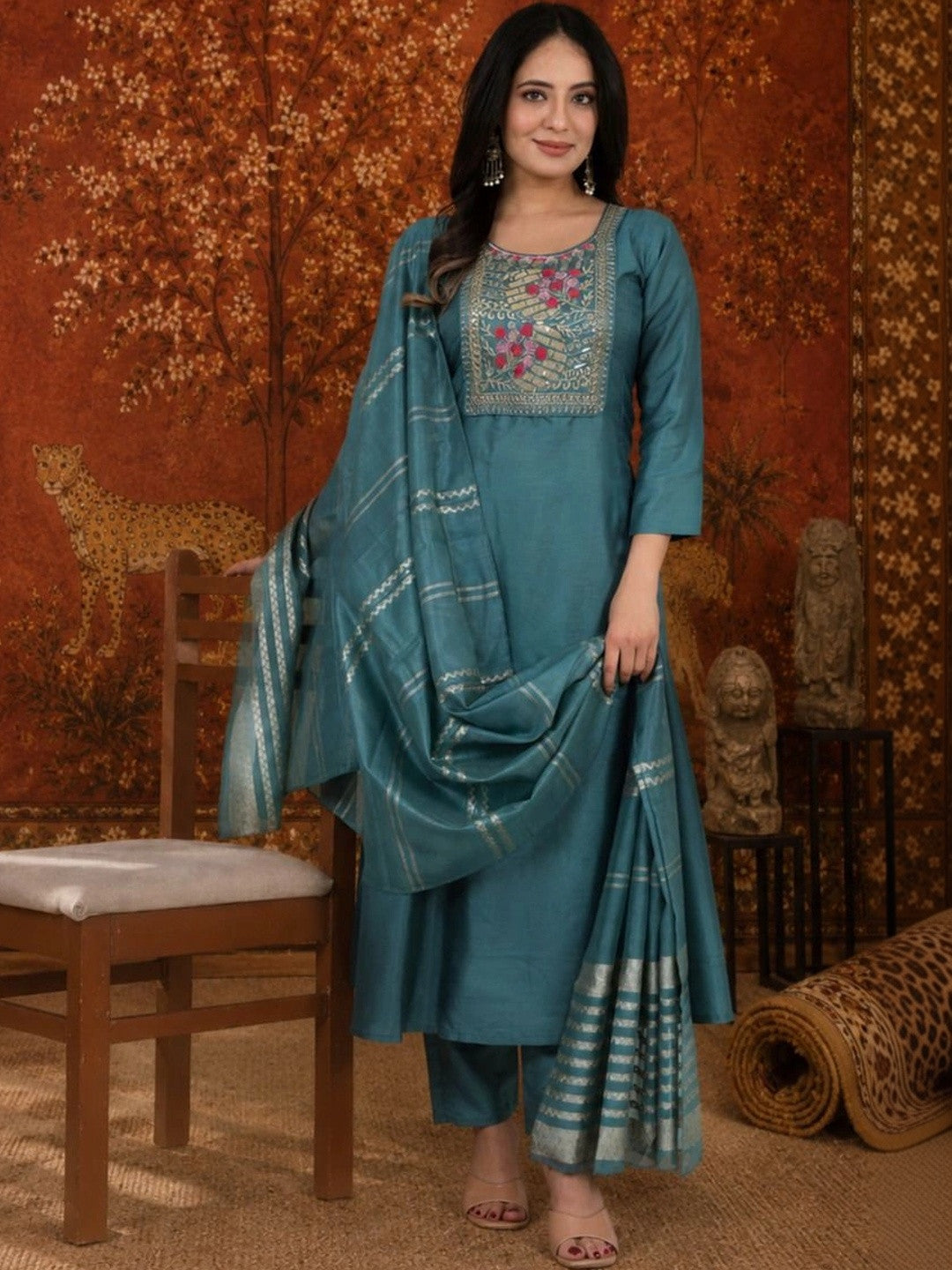 Women Floral Embroidered Regular Thread Work Kurta with Trousers & With Dupatta