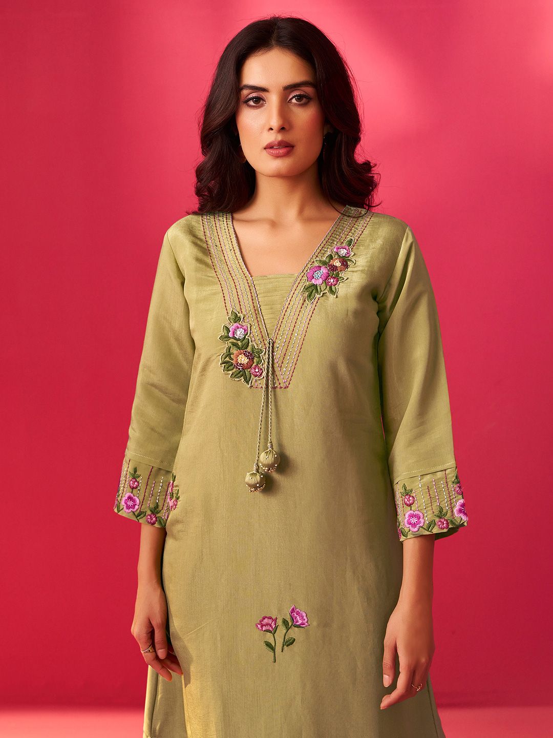 Dhiyona IE Women Floral Embroidered Regular Thread Work Kurta with Trousers