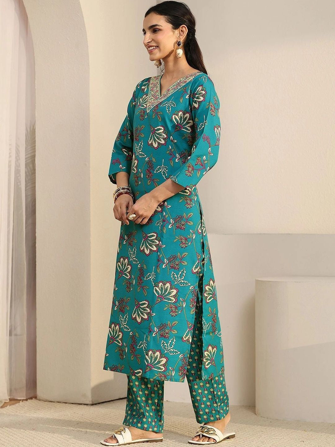 Women Floral Printed Regular Kurta with Trousers & With Dupatta
