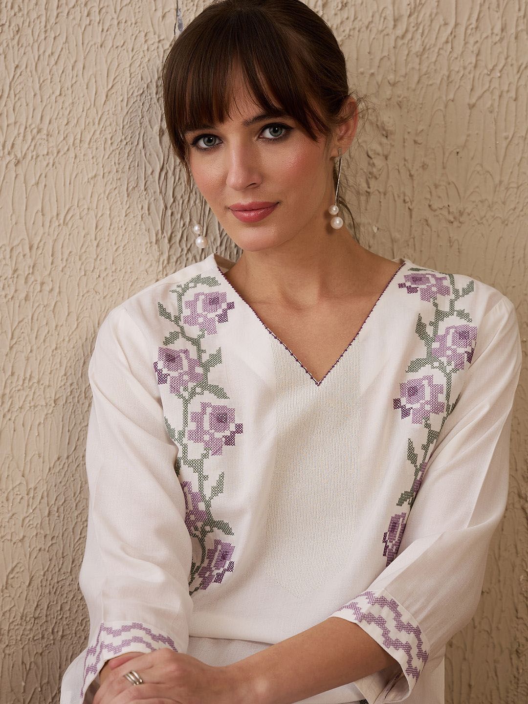 Dhiyona IE Women Floral Embroidered Thread Work Kurta