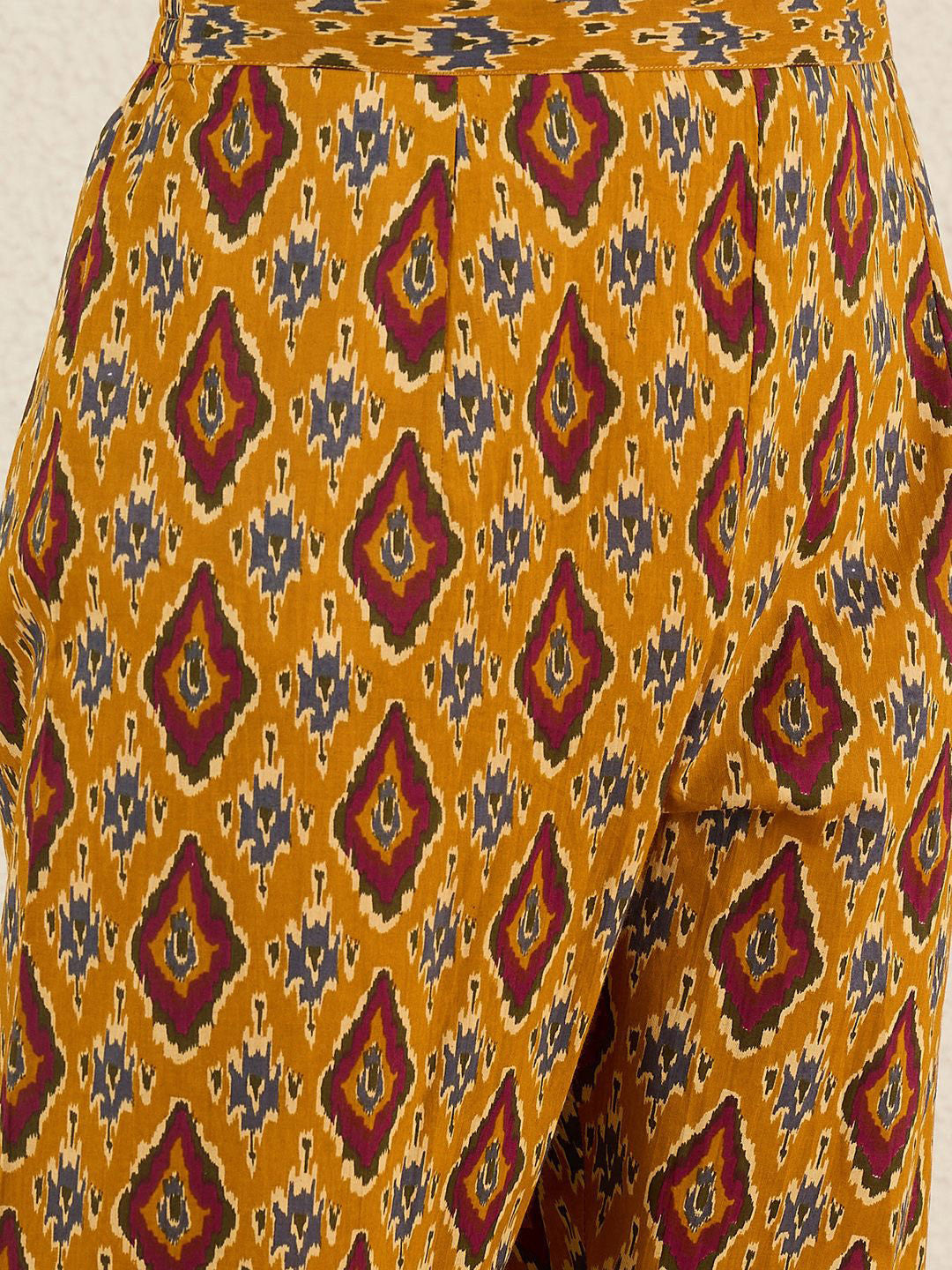 Women Geometric Printed Cotton Kurta with Trousers