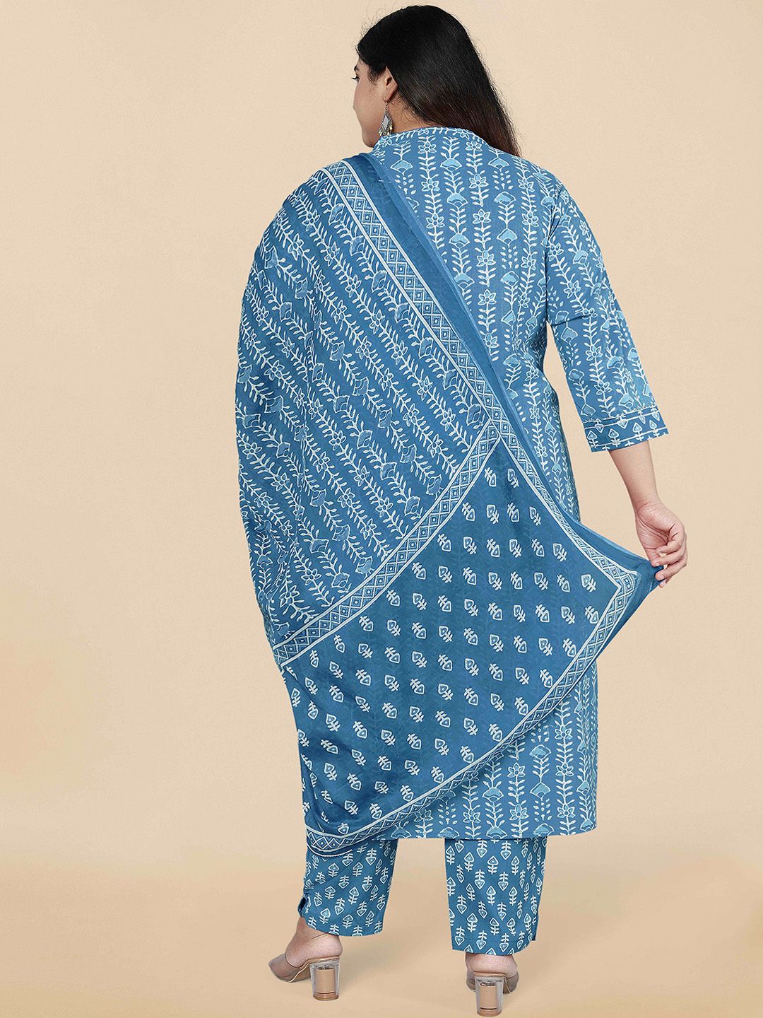 Dhiyona KL Plus Size Floral Printed Gotta Patti Pure Cotton Kurta Set & With Dupatta