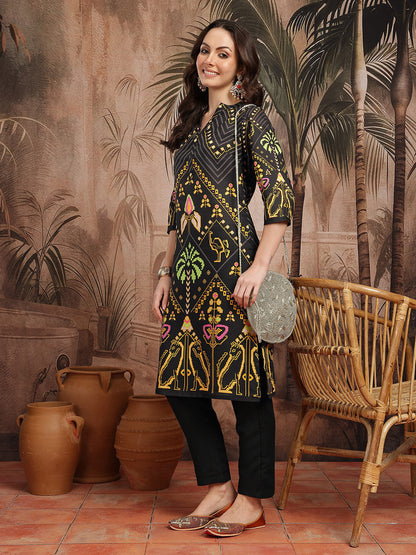 Ethnic Motifs Printed Mandarin Collar Straight Kurta with Trousers