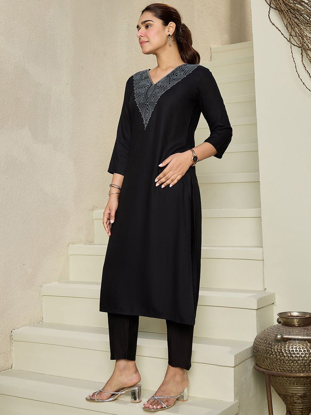 Dhiyona IE Geometric Embroidered V Neck Pure Cotton Kurta
