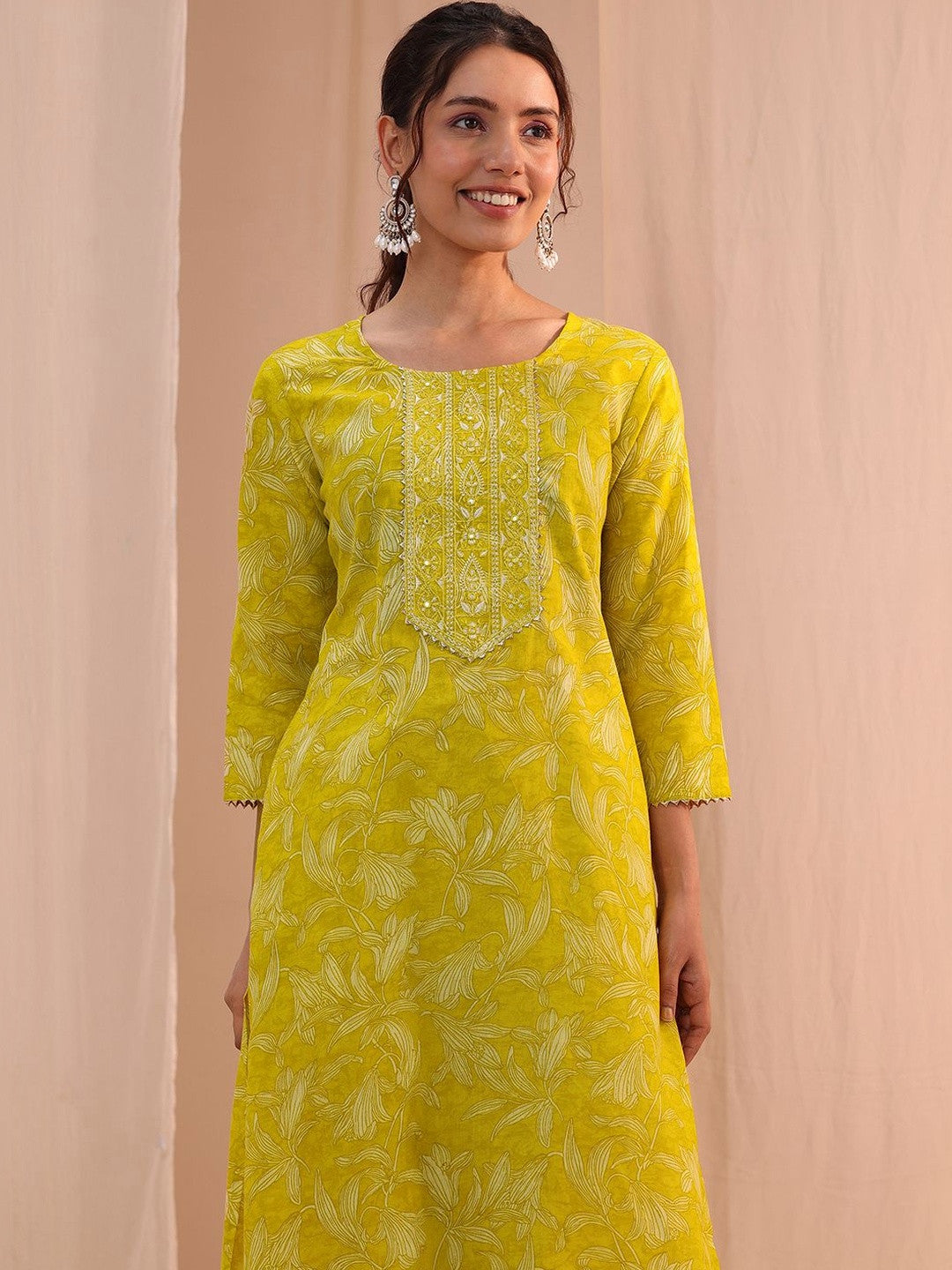 Women Floral Printed Regular Thread Work Kurta with Trousers & With Dupatta