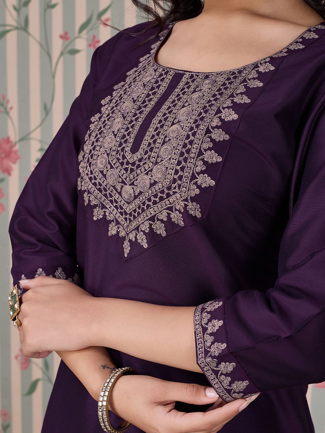 Dhiyona OD  Women Embroidered Side Slits Straight Kurta