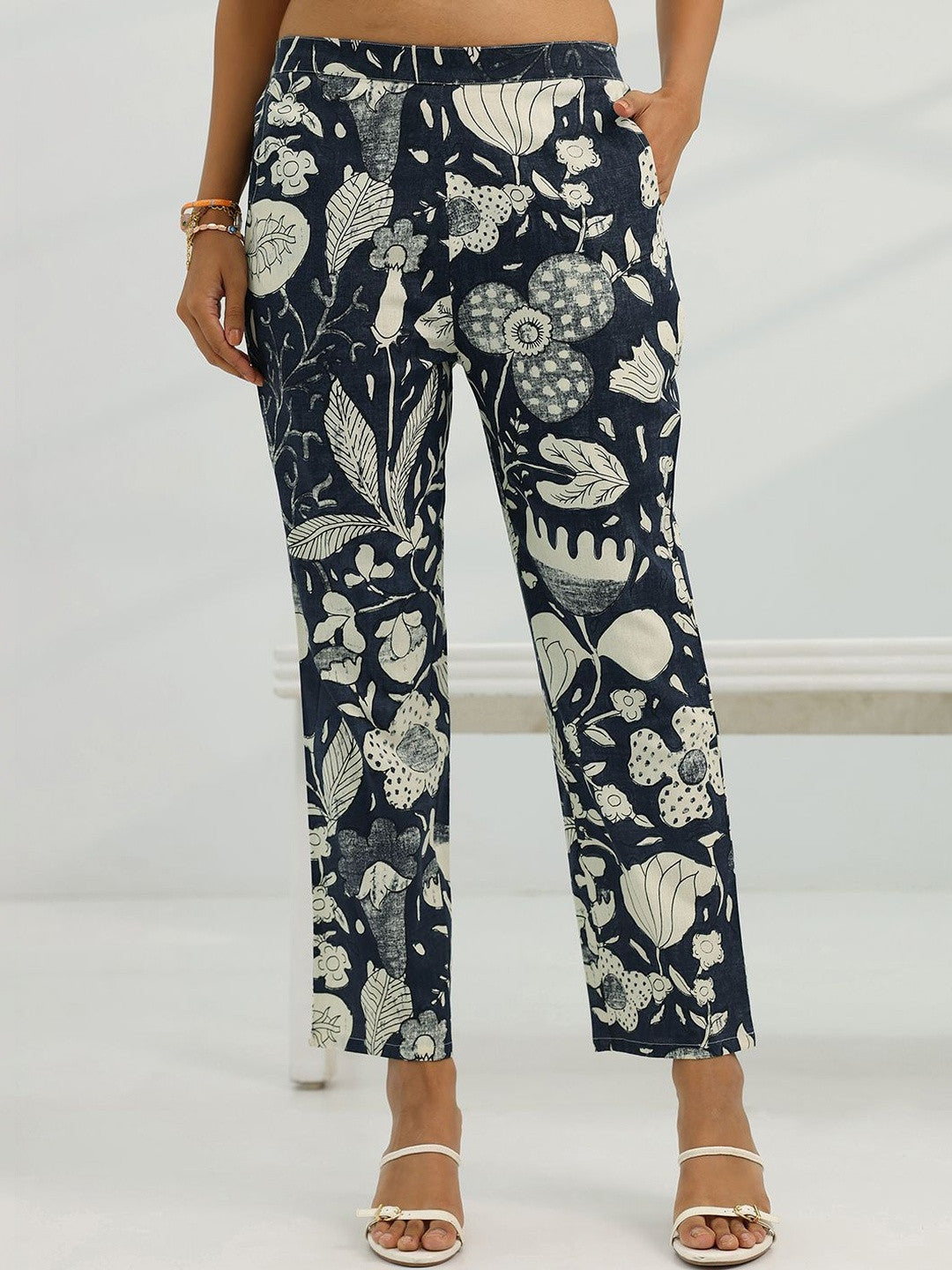 Women Floral Printed Regular Kurta with Trousers
