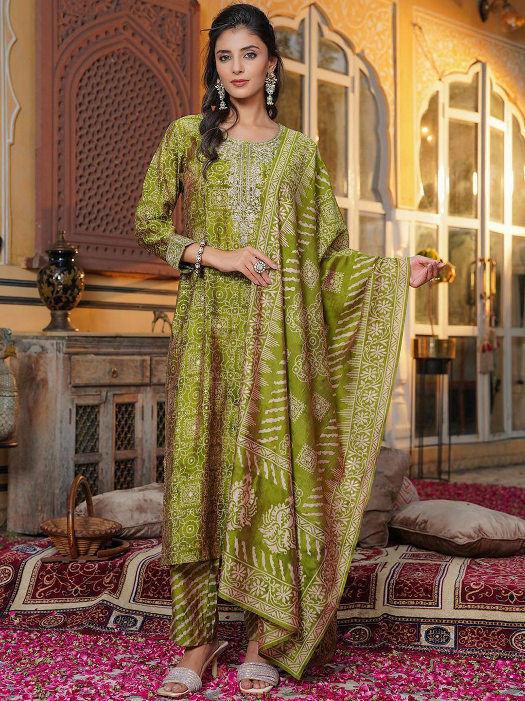 Dhiyona KL Women Ethnic Motifs Embroidered Regular Thread Work Kurta Set With Dupatta