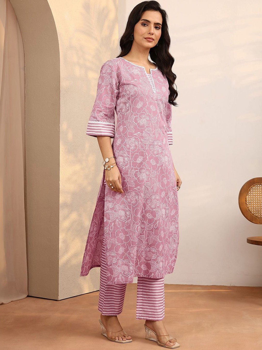 Women Floral Printed Regular Kurta with Trousers