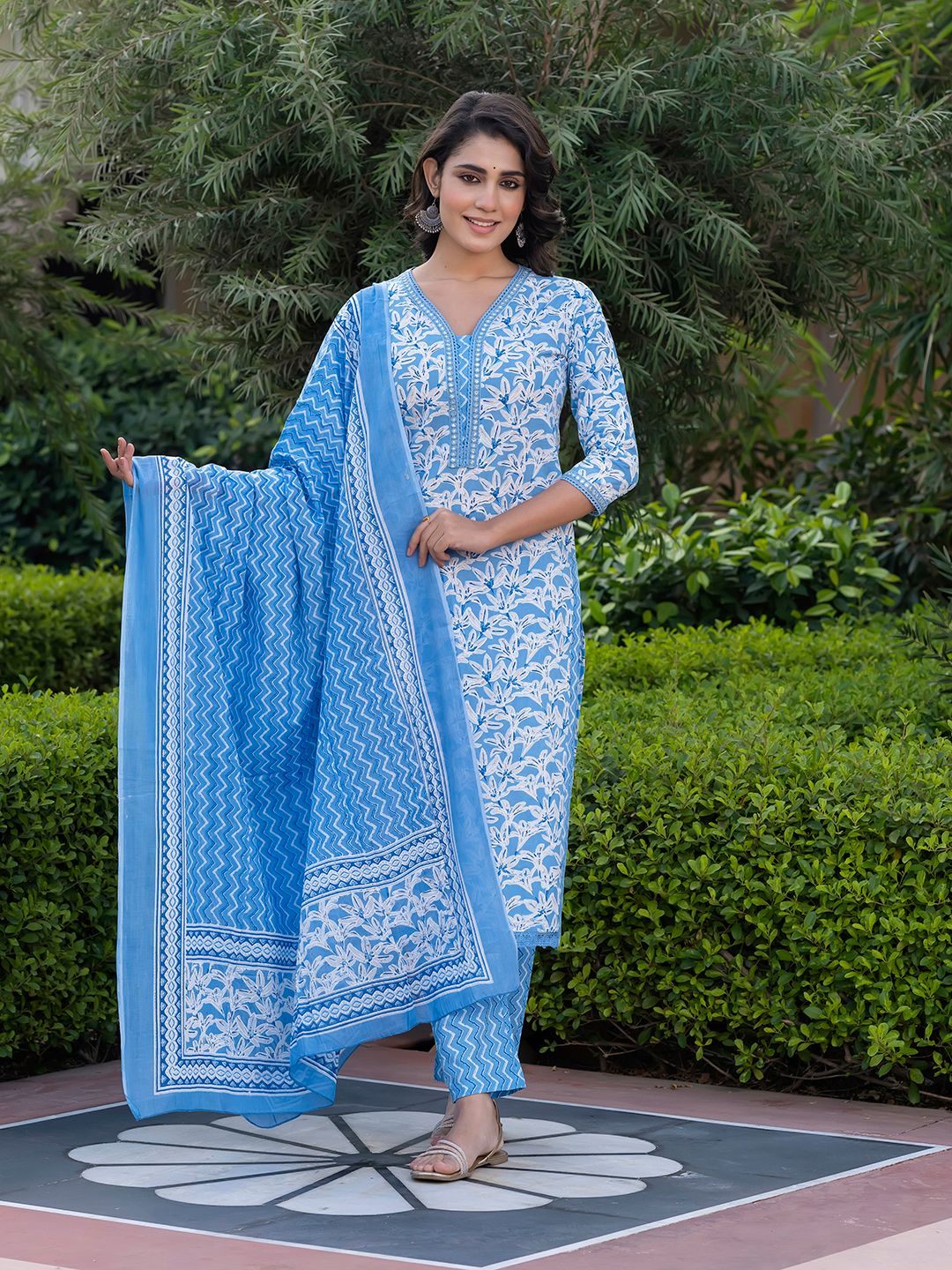 Dhiyona KL Women Floral Printed Regular Pure Cotton Kurta with Trousers & With Dupatta
