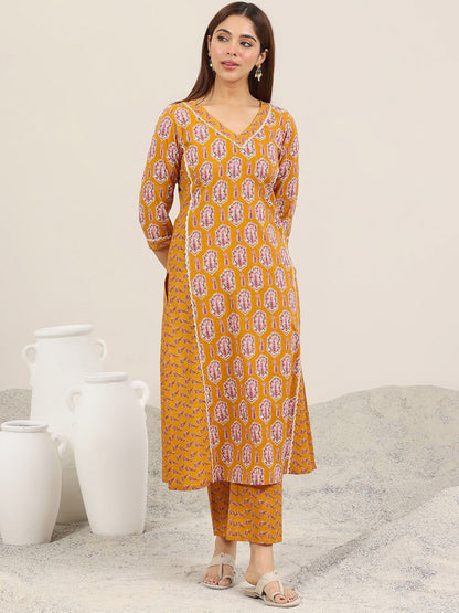 Women Floral Printed Regular Kurta with Trousers