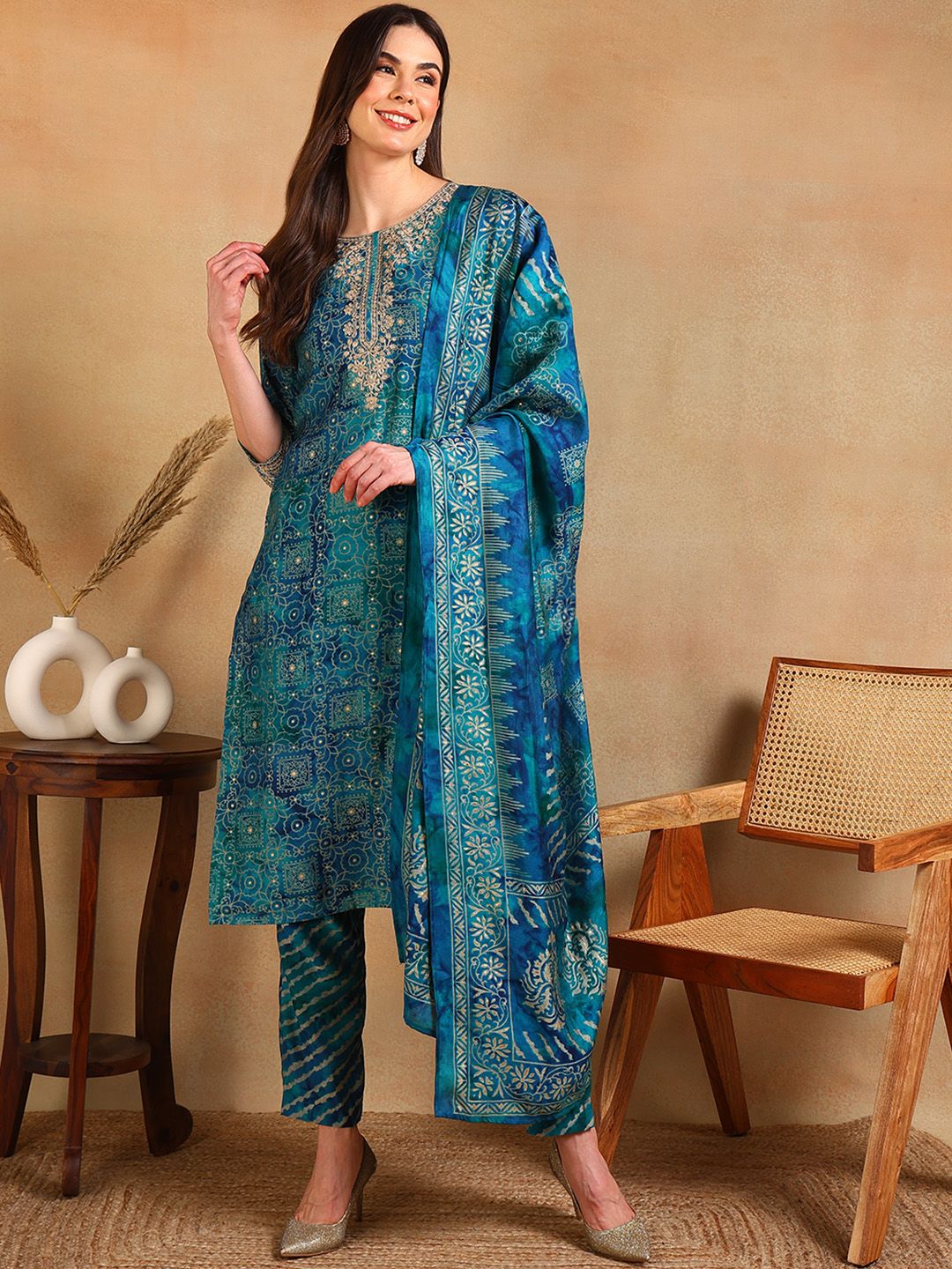 Dhiyona KL Ethnic Motifs Printed Thread Work Straight Kurta With Trouser & Dupatta