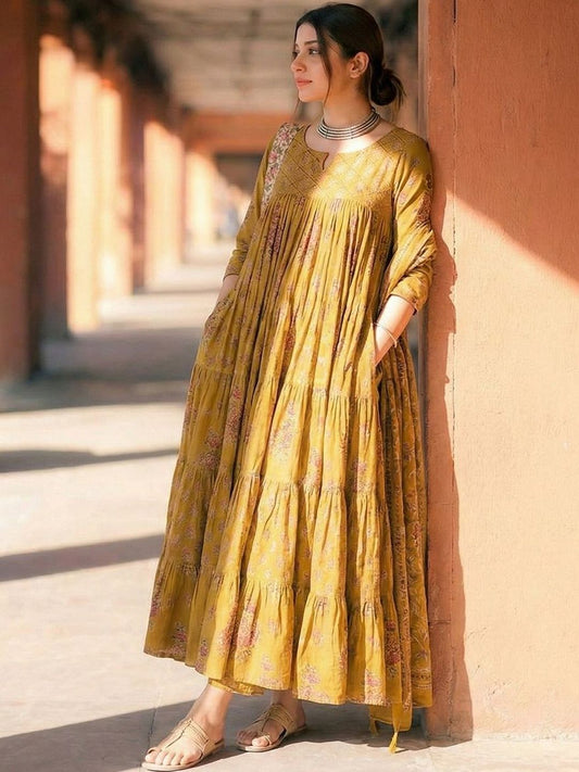 Dhiyona KL Women Floral Printed Tiered Kurta with Trousers & With Dupatta
