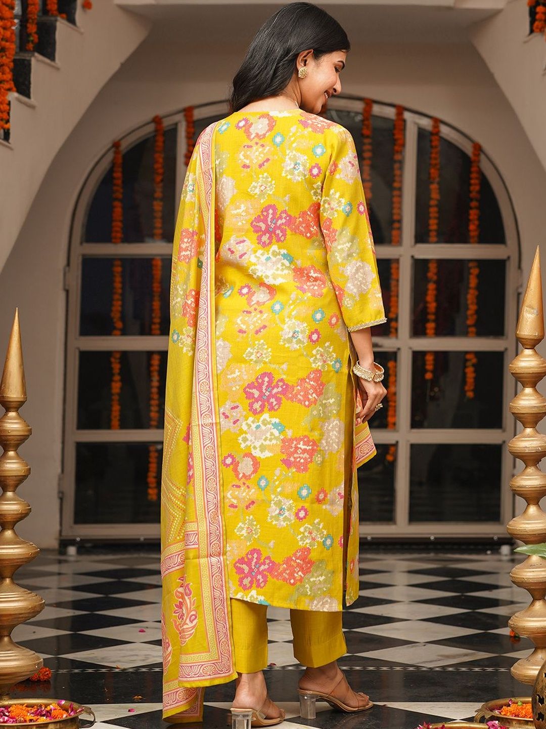 Dhiyona KL Floral Printed V-Neck Thread Work Straight Kurta With Trousers & Dupatta