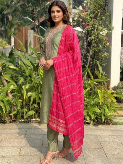 Floral Embroidered V-Neck Thread Work Kurta With Trousers & Dupatta