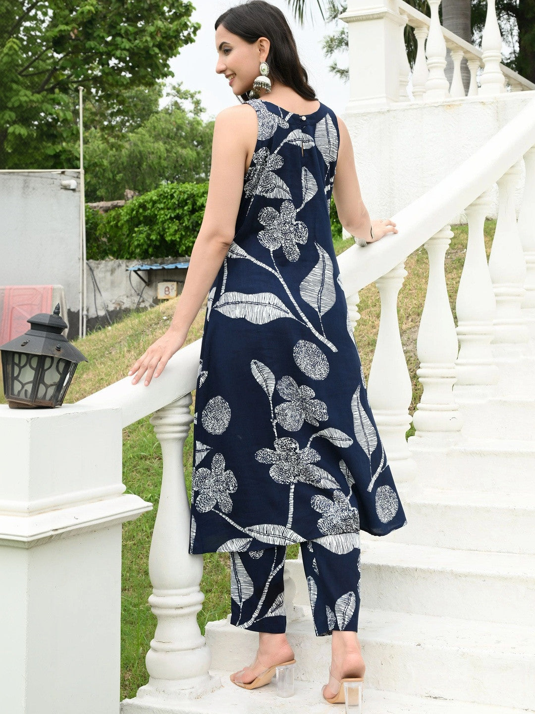 Women Floral Printed Regular Kurta with Trousers
