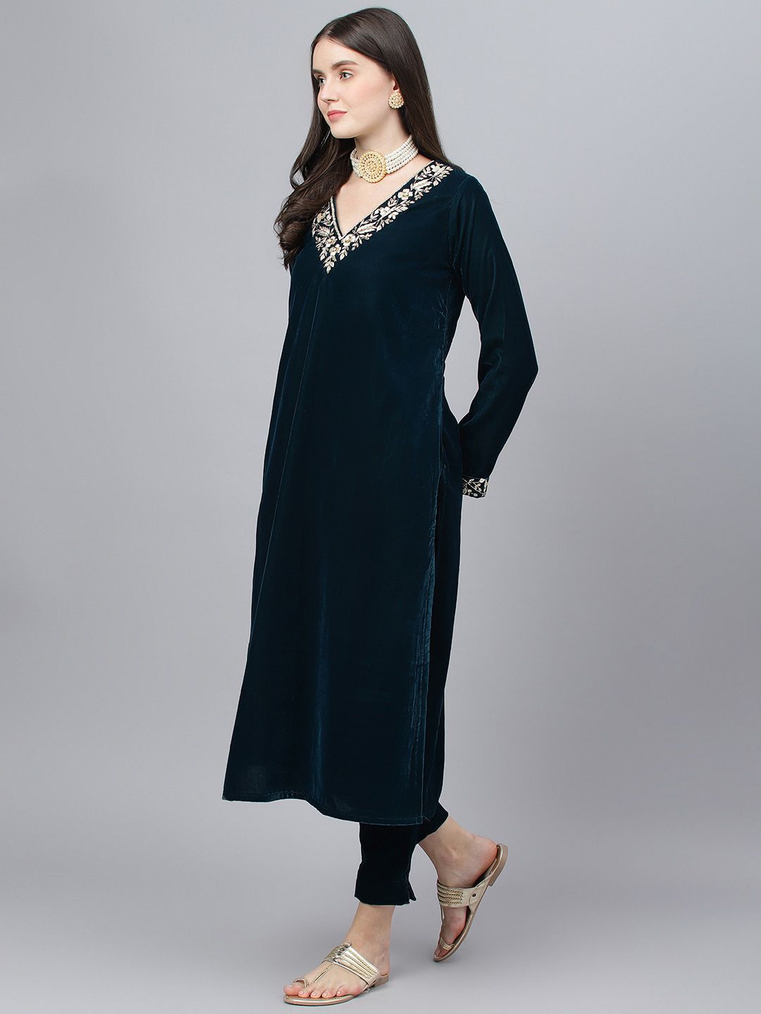 Dhiyona KL Floral Yoke Design Regular Gotta Patti Velvet Kurta With Trousers & Dupatta