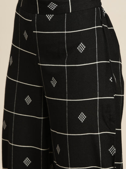 Women Black & White Embroidered Regular Thread Work Kurta with Salwar