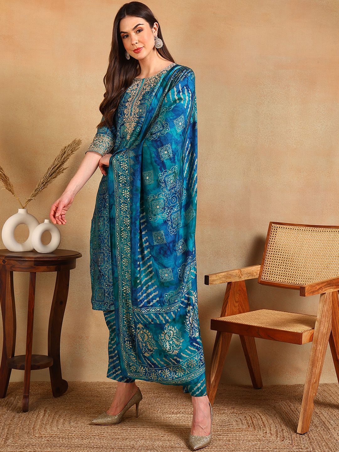 Dhiyona KL Ethnic Motifs Printed Thread Work Straight Kurta With Trouser & Dupatta