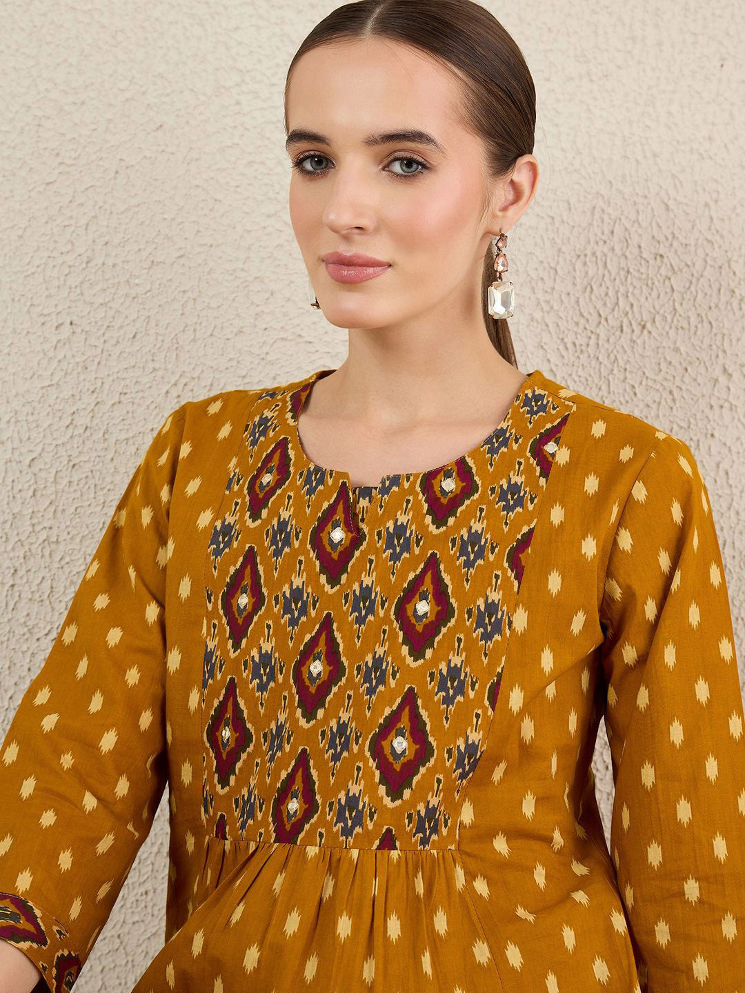 Women Geometric Printed Cotton Kurta with Trousers