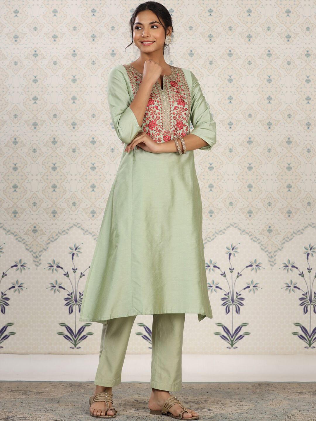 Dhiyona OD  Women Floral Thread Work Kurta