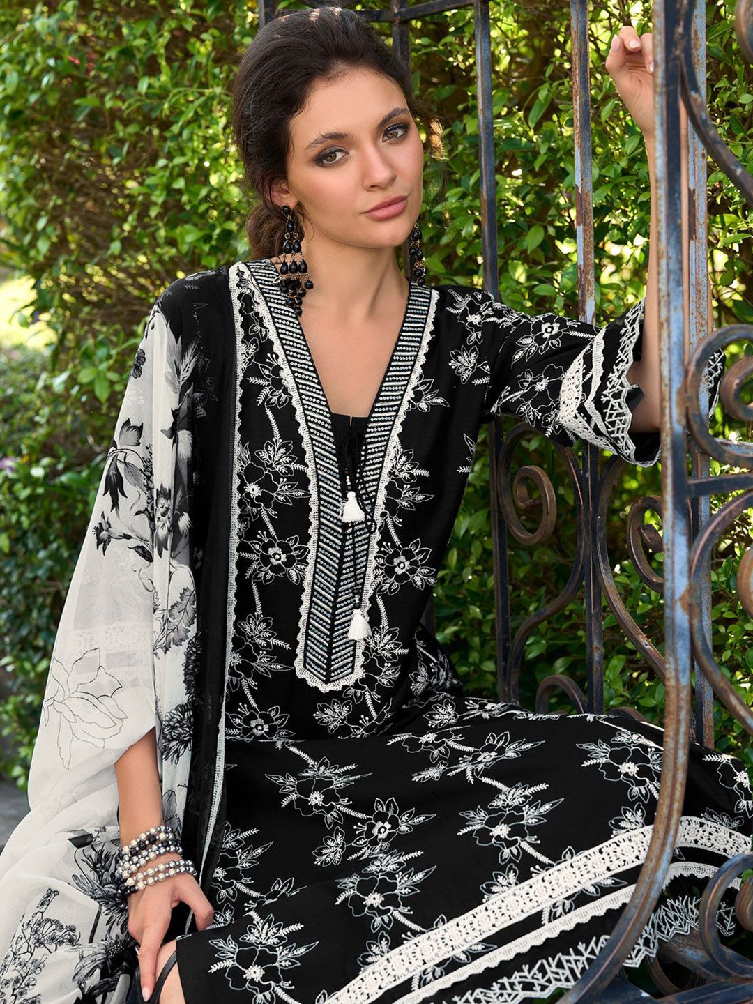 Dhiyona IE Women Floral Embroidered Regular Thread Work Pure Cotton Kurta Set