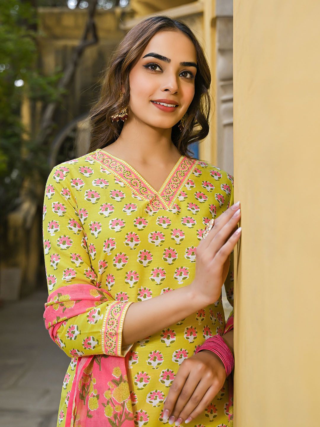 Dhiyona KL Floral Printed Straight Kurta with Trousers & Dupatta