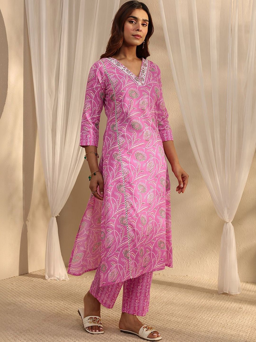Women Floral Printed Regular Thread Work Kurta with Trousers & With Dupatta