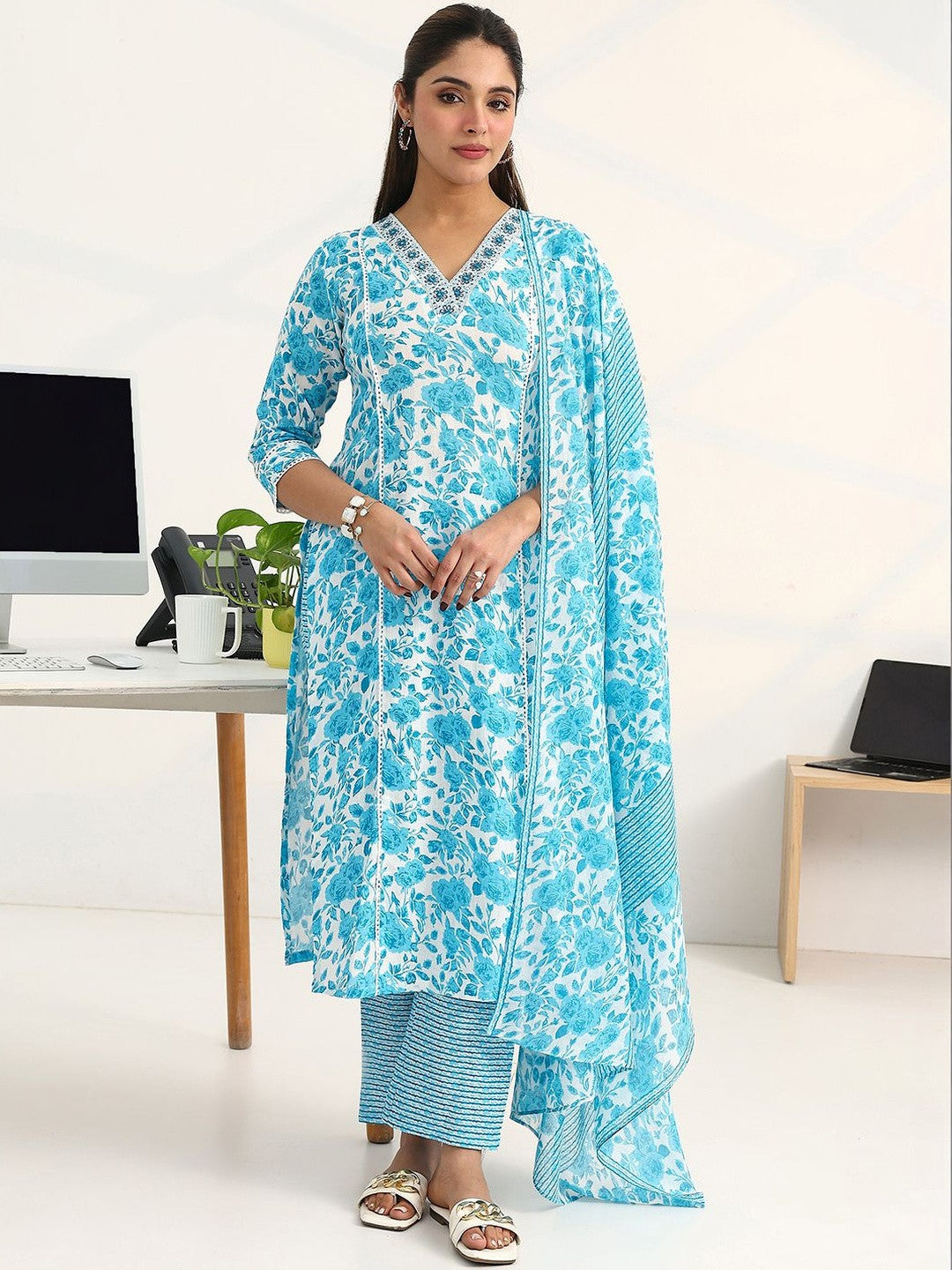 Women Floral Printed Regular Kurta with Trousers & With Dupatta